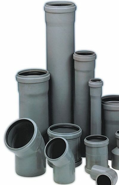 Трубы и фитинги различных диаметров для бытовой канализационной системы