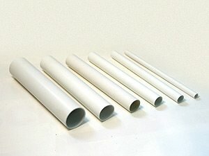 На фото: жесткие трубы из полимерных материалов подойдут для прямых участков линий