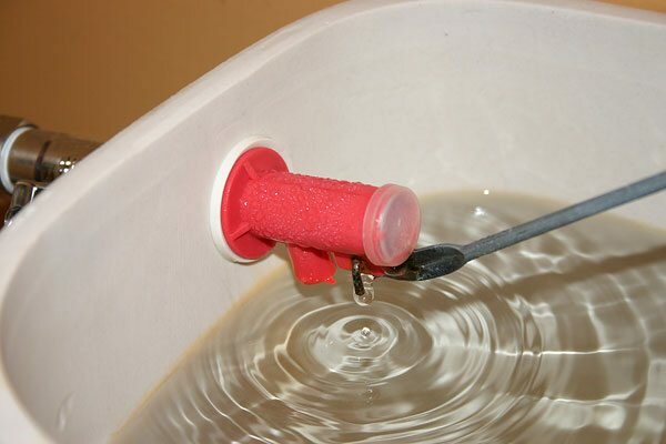 Если клапан не перекроет воду до того, как она достигнет перелива - бачок будет идти напроток.