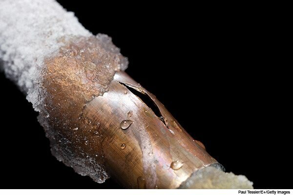 Разрыв металлической трубы вследствие образования льда.