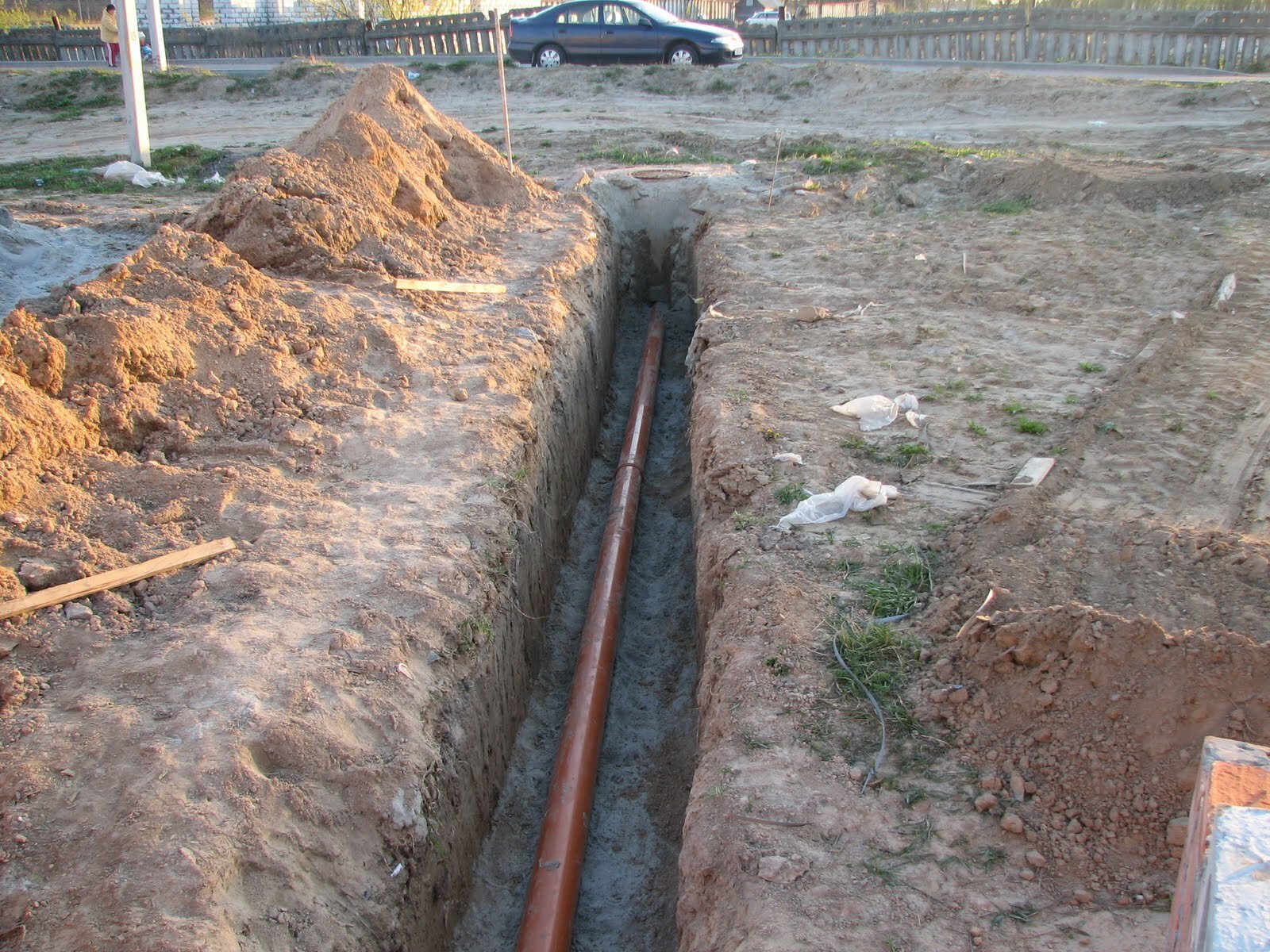Можно ли работать в земле. Траншея для водопровода. Прокладка трубопровода канализационного в траншеи. Укладка трубы водопровода в траншею. Траншея для прокладки трубопровода.